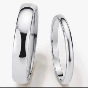 Women’s Blue Nile platinum wedding band